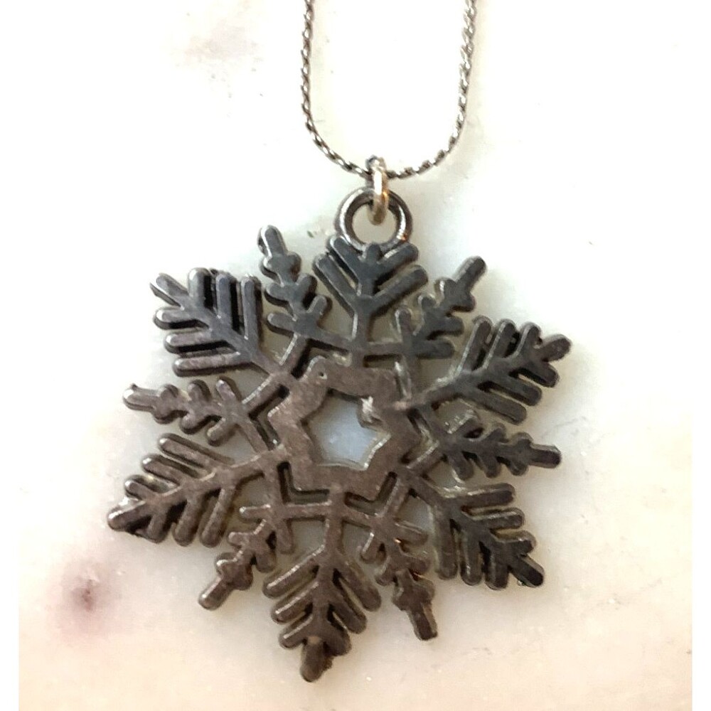 Vintage Snowflake Pendant Necklace Silver Tone Patina Serpentine Chain 17”